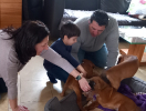 C. mit Familie zu Besuch